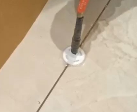 河间瓷砖空鼓维修公司专业解答瓷砖在铺贴过程中，如果没有涂抹均匀到位的粘结材料（如水泥砂浆或瓷砖胶），可能会导致以下问题