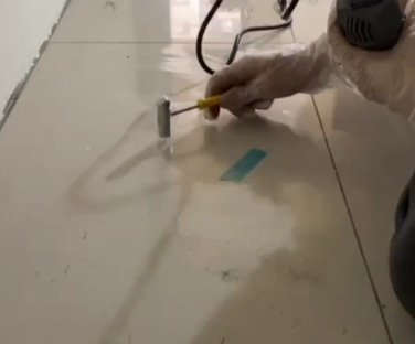 河间瓷砖开裂维修公司专业分享瓷砖在铺贴前如果没有沥干水分，将会导致以下问题