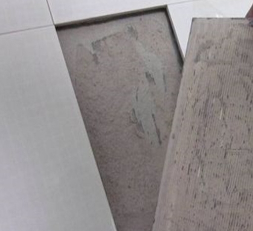 河间瓷砖空鼓维修公司分享瓷砖铺贴时如果打浆（即涂抹在瓷砖背面和基层上的砂浆或瓷砖胶）过少，会带来以下问题